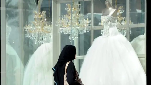 Un docteur gynécologue a reconnu sous anonymat qu'il pratique des reconstructions d'hymen une à deux fois par semaine avec un pic avant la saison des mariages.