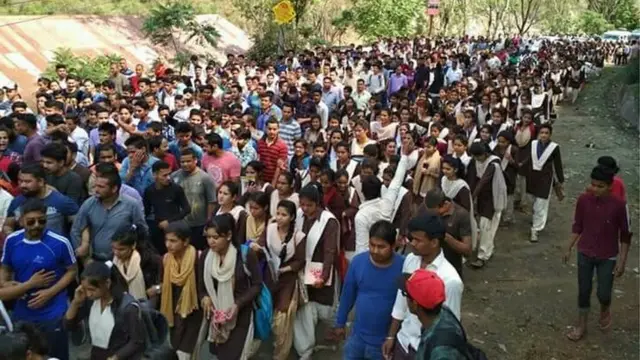 प्रदर्शन में शामिल छात्र