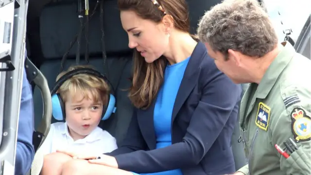 принц Джордж с мамой