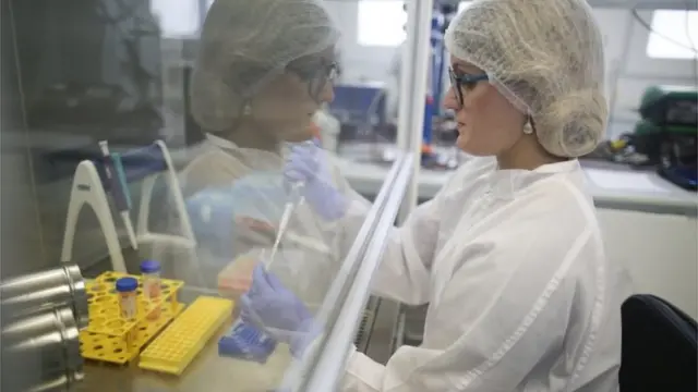 Mulher em laboratório