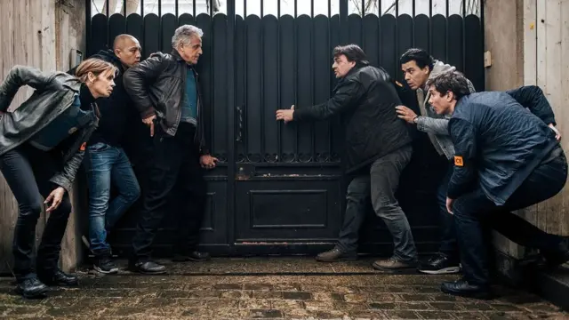 L'exploration par Engrenages du crime organisé et de la corruption présente une vision de Paris bien plus sombre que celle des séries sur papier glacé comme Emily in Paris.