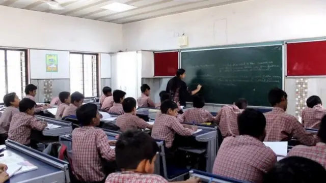 कक्षा में पढ़ते बच्चे