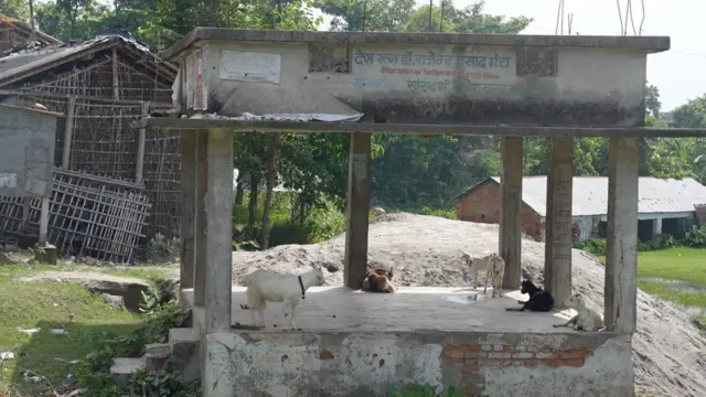 50 के दशक में जब कोसी नदी परियोजना की नींव पड़ी, तब कहा गया कि इससे इलाक़े में ख़ुशहाली बिखर जाएगी. इसके लिए कई अभियान की शुरुआत हुई, पर ये अपेक्षाओं पर खरे नहीं उतर सके.