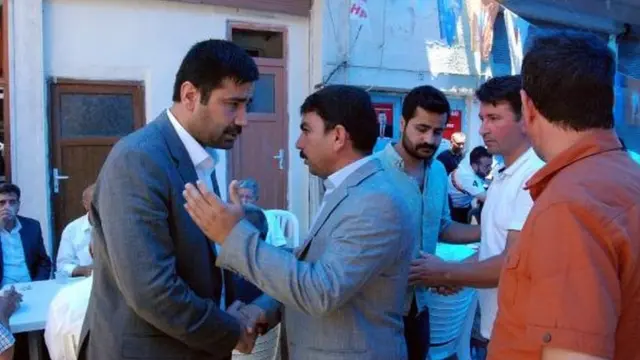 AKP milletvekili İbrahim Halil Yıldız (solda)