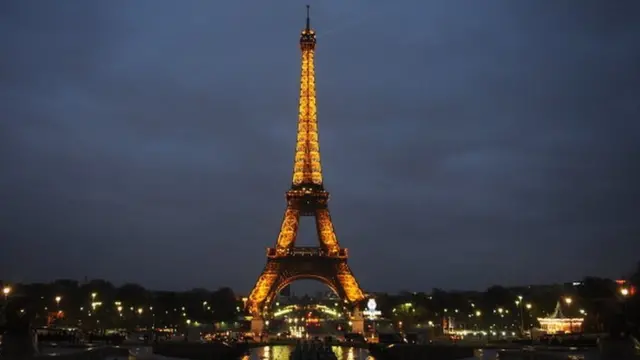 Jumba la Eifel Towers mjini paris Ufaransa