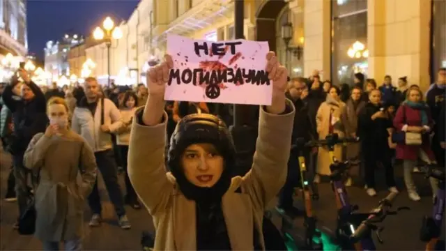 রিজার্ভ সৈন্য তলব করার পর রাশিয়ায় অনেকে বিক্ষোভ করেছে।