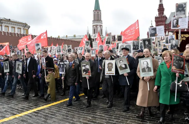 Третий год подряд процессию "Бессмертного полка" возглавляет Владимир Путин