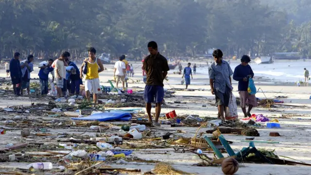 ขยะมากมายบนหาดป่าตอง จ.ภูเก็ต หลังเผชิญคลื่นยักษ์สึนามิ ในปี 2547