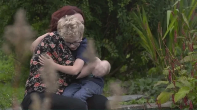 Hannah abrazando a Marleigh.