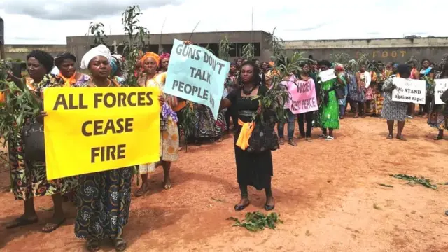 A Bamenda, des centaines de femmes marchent et exigent la paix dans les régions anglophones du Cameroun.