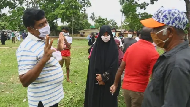 රුපියල් 5000 ගැනීමට රැස් වූ ජනතාව