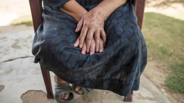 النساء المينوناتيات شديدة الحياء، ولا ترغبن في الاتصال بالعمل الخارجي