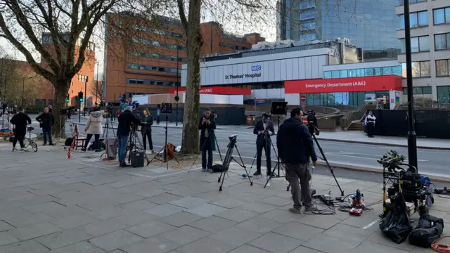 Журналисты у больницы, где находится Борис Джонсон