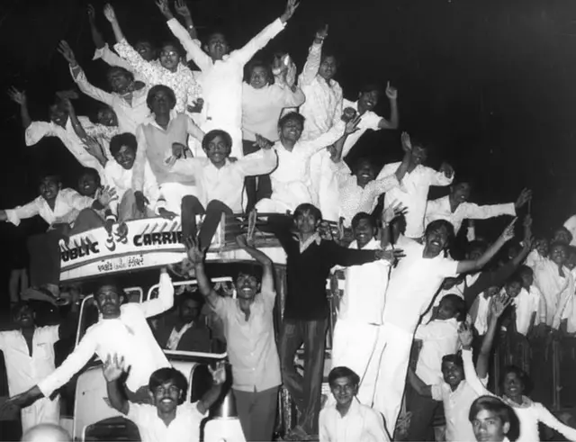 ચીમનભાઈ પટેલના રાજીનામાની ઉજવણી કરી રહેલા વિદ્યાર્થીઓ