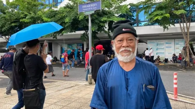 สุชาติมักติดตามการสื่อสารการเมืองผ่านศิลปะในสื่อสังคมออนไลน์ และชี้ว่าการแสดงศิลปะไม่ได้จำกัดอยู่ในห้องสี่เหลี่ยมหรือแกลอรีแล้ว