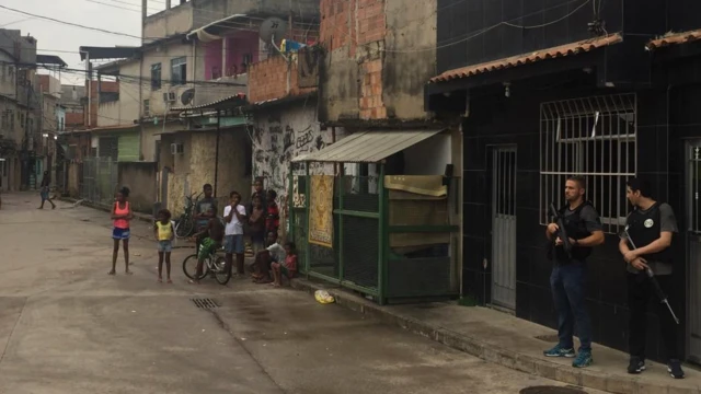 Policiais fazem segurançafavela no Rio