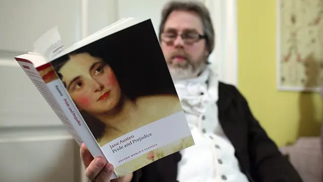 Un hombre leyendo "Orgullo y Prejuicio" de Jane Austen