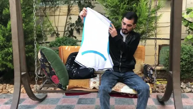 Karam Qawasmi mengatakan bahwa ia dipukuli para polisi selama tiga jam sebelum akhirnya ditembak