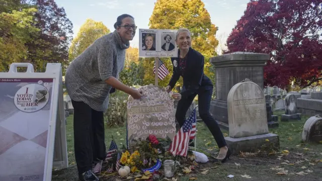 Mujeres tomándose fotos frente a la tumba de Anthony.