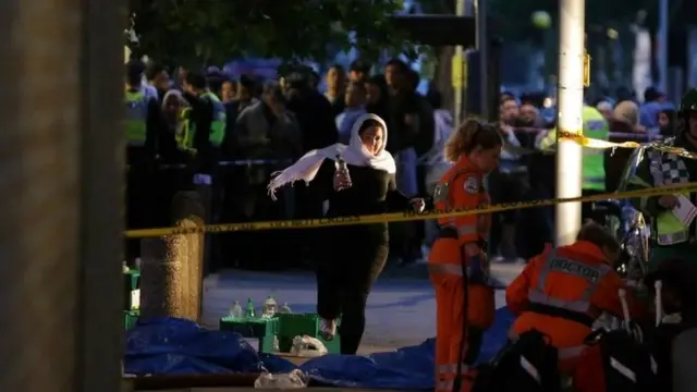 Asistencia en el incendio en la Torre Grenfell, en Londres.