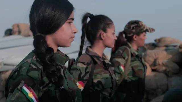 Três garotas peshmergas perfiladas