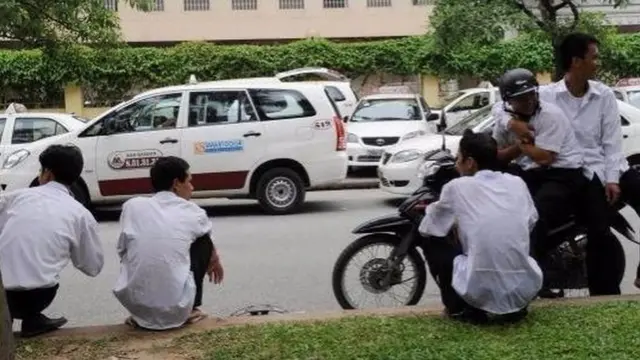 Uber và Grab cũng có dịch vụ xe gắn máy đang phát triển mạnh tại các thành phố lớn ở Việt Nam.