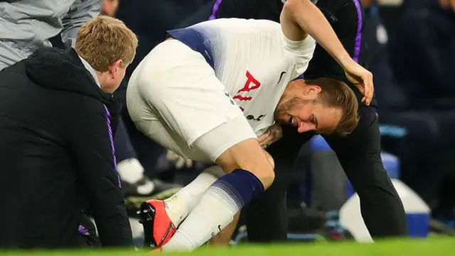 L'attaquant anglais s'est fait mal en interceptant un dégagement de Fabian Delph.