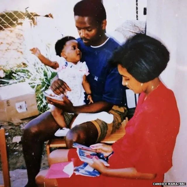 ਕੈਂਡੀਸ ਆਪਣੀ ਮਾਂ ਅਤੇ ਪਿਤਾ ਨਾਲ