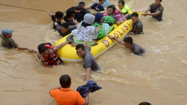 Tim relawan mengevakuasi warga yang terjebak banjir di Perumahan Bung Permai, Makassar, Sulawesi Selatan, Rabu (23/1/2019). Ketinggian banjir di kawasan tersebut mencapai satu meter akibat meluapnya Sungai Tello.