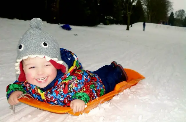 பனியில் பூத்த மலர் சிரிப்பு