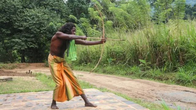 గునబండిలాత్తో పర్యాటకులకు గైడ్‌గా వ్యవహరిస్తూ వెడ్డాల వేట నైపుణ్యాలను ప్రదర్శిస్తుంటారు