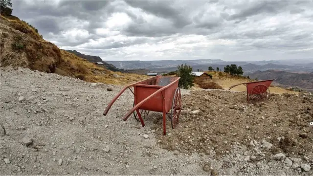 Les diacres ne l'aident qu'à déblayer et à enlever les décombres, tandis que Tesema effectue lui-même toutes les excavations et les sculptures.