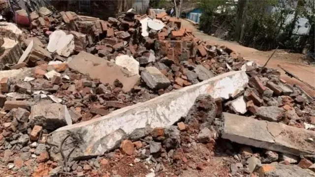 కూలిపోయిన ఆసిఫ్ ఇల్లు