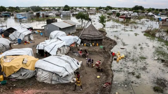 దక్షిణ సుడాన్లోని పిబోర్ పట్టణంలో వరద నీటిలో మునిగిన ఇళ్లు, ఇతర ఆవాసాలు (2019 నవంబరు)