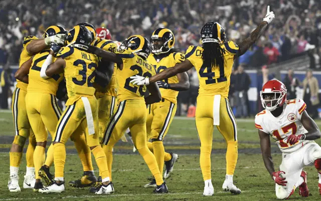 Los jugadores de los Rams celebran.