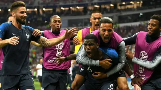 Paul Pogba asherehekea na wenzake baada ya kufunga bao katika kombe la dunia