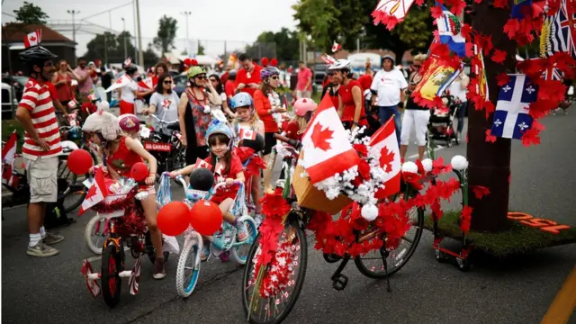 Дети готовятся участвовать в параде в Торонто в честь 150-летия Канады, 1 июля 2017 года