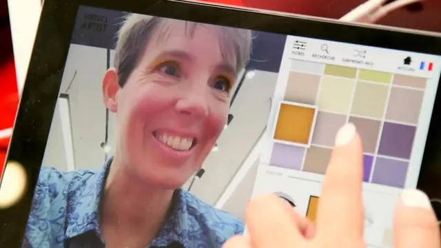 Lucy Hooker, reportera de la BBC, usando una aplicación de Sephora, en París.