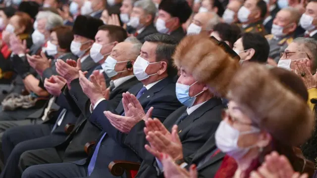 Салтанатка 4-октябрда өткөн талаштуу парламенттик шайлоодон кийин кызматын тапшырып берген экс-президент Сооронбай Жээнбеков дагы катышты.