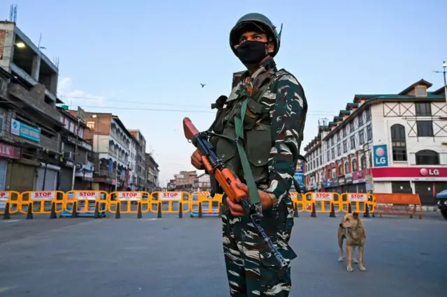 কাশ্মীরে ভারতের বিপুল সামরিক উপস্থিতি রয়েছে।