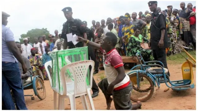 Akanda ẹda kan ninu kẹkẹ n dibo