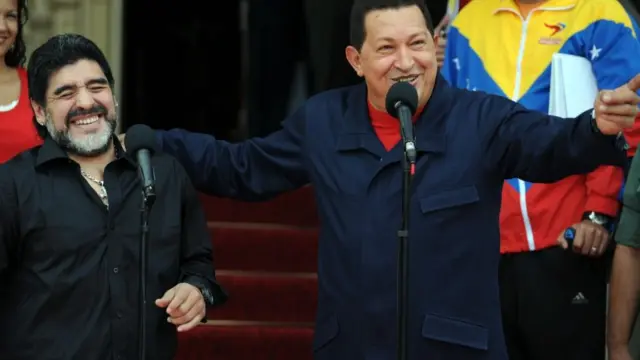 مارادونا والزعيم الفنزويلي الراحل هيوغو شافير