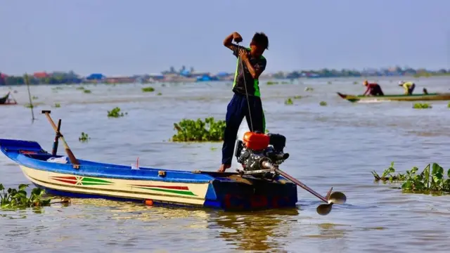 Hầu hết người dân sống bằng nghề đánh cá, cuộc sống mưu sinh cần có nguồn nước của Biển Hồ