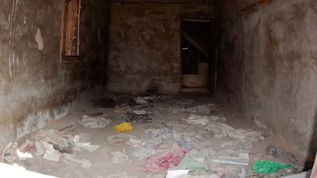 नैदीमर्ग में ख़ाली पड़े उस घर की तस्वीर जहां 23 मार्च 2003 को अज्ञात बंदूकधारियों ने 24 कश्मीरी पंडितों की हत्या कर दी थी.