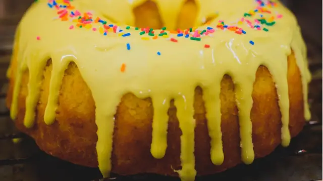 Кекс, покрытй желтой глазурью