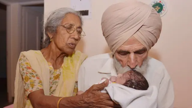 Indian man dey kiss im pikin