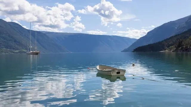 المياه الساكنة في أحد الخلجان النرويجية