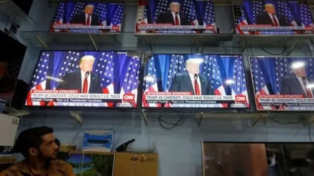 ट्रंप का भाषण देखता एक शख्स