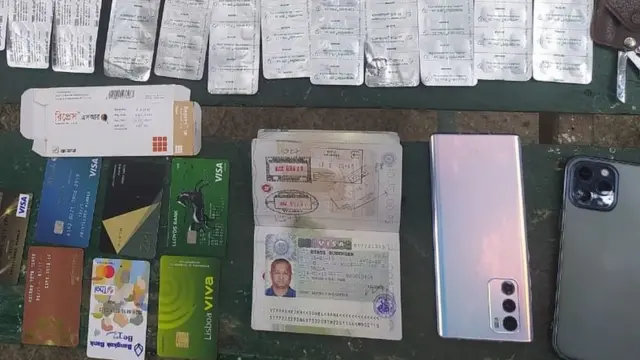 সোহেল রানার কাছ থেকে উদ্ধারকৃত পাসপোর্ট এবং ব্যাংক কার্ড।