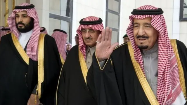 मोहम्मद बिन सलमान (बाएं), मोहम्मद बिन नाएफ़ (बीच में) और किंग सलमान